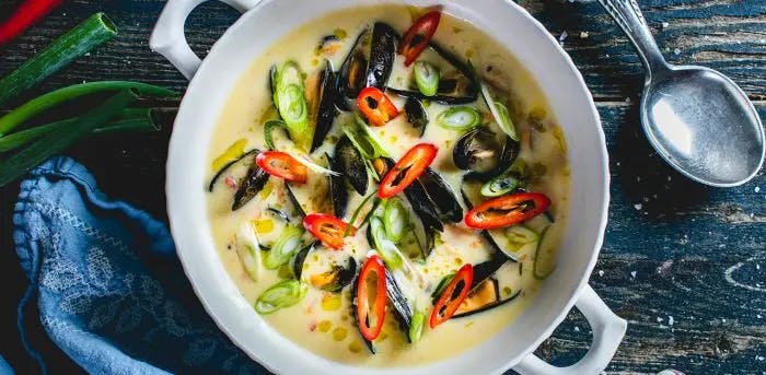 Spicy blåskjellsuppe med med hvit fisk, gulrot og vårløk