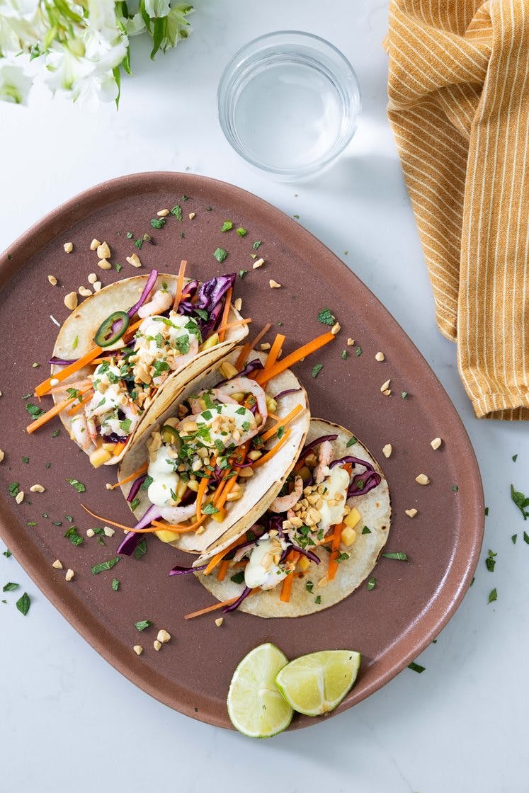 Ingefær- og myntemarinerte reketacos med mangosalat og jalapeño servert med peanøtter