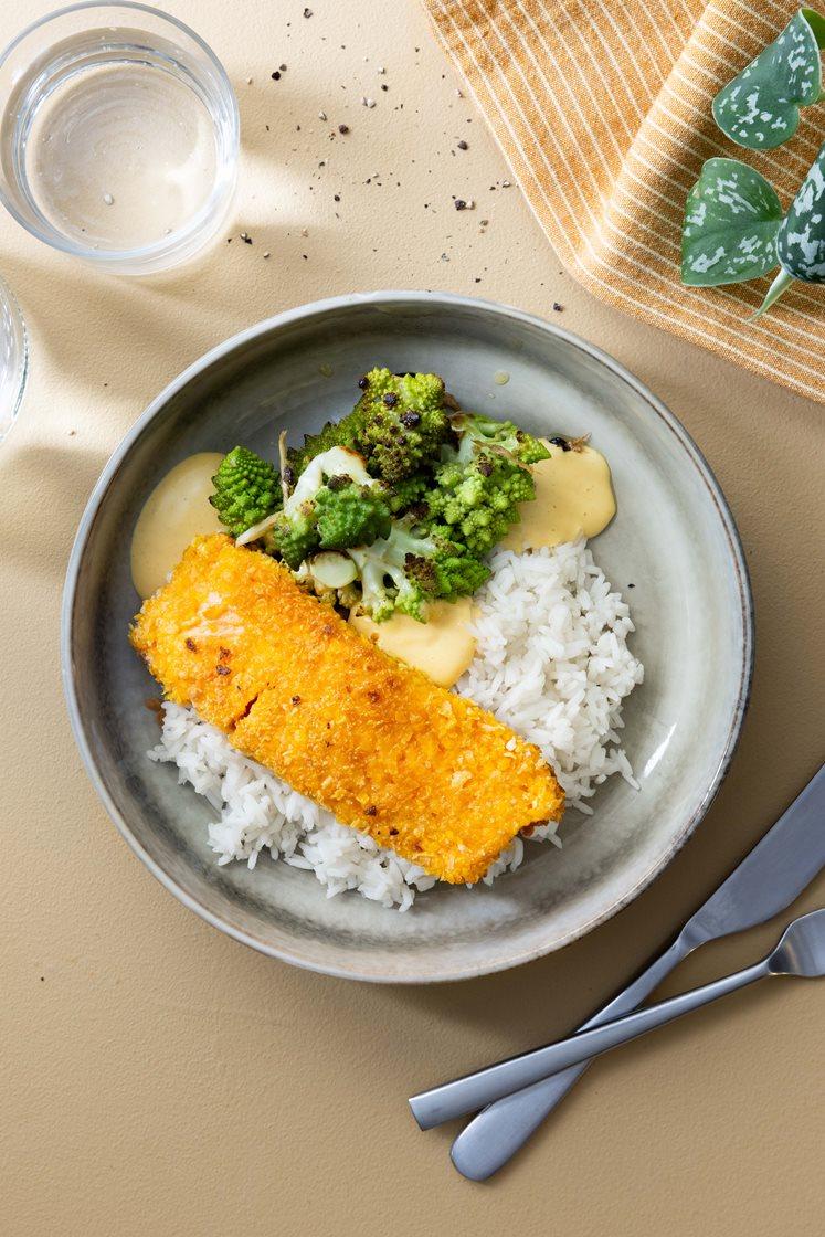 Sprøpanert laks med ingefærstekt romanesco og jasminris, servert med curry- og mangodressing