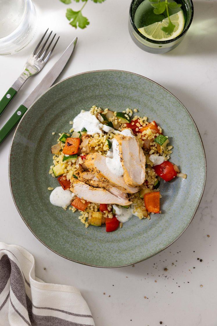 Krydret sous vide-kylling med bulgur og stekte grønnsaker servert med yoghurtdressing