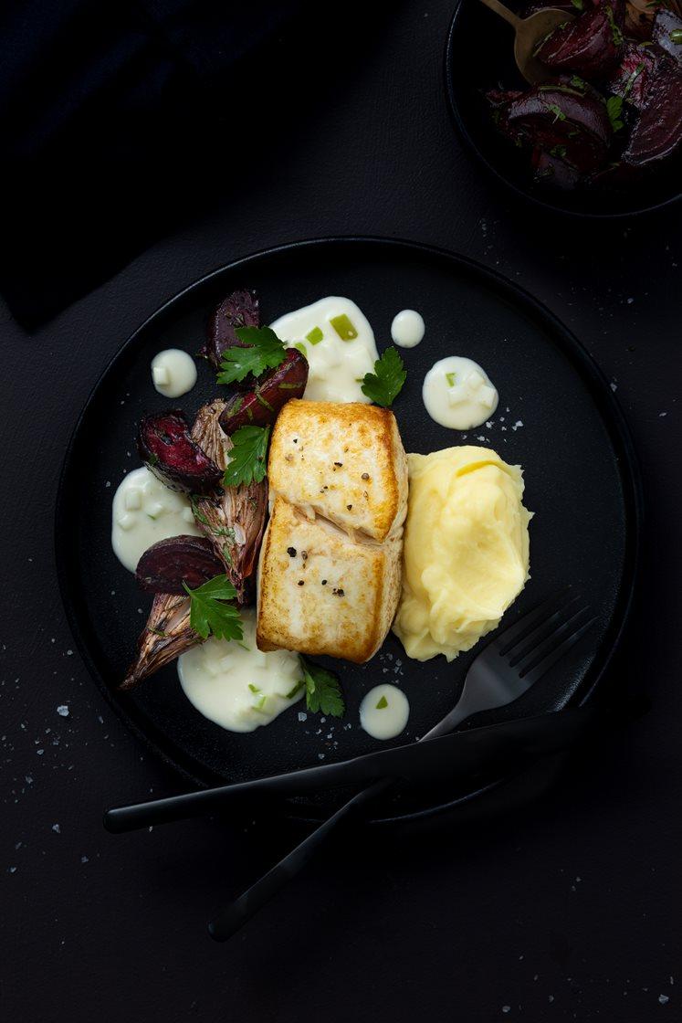 Pannestekt kveitefilet med potetpuré, balsamicobakte rødbeter og løk, servert med eplesmørsaus