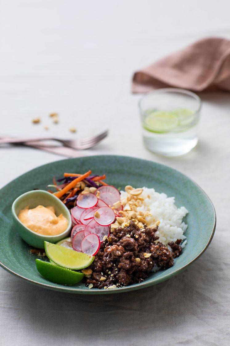 Rice bowl med kvernet storfe i yakinikusaus, wokkede grønnsaker, peanøtter og chilimajones