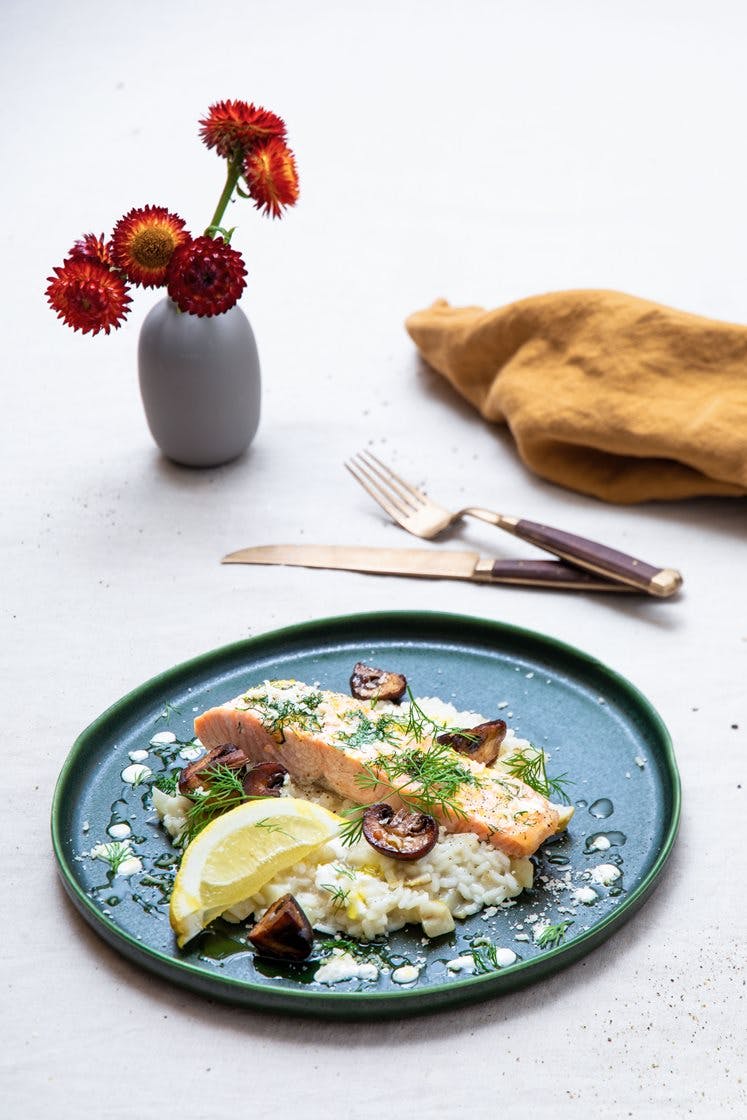 Sitronbakt laksefilet med frisk dill, jordskokkrisotto, aromasopp og urtedressing