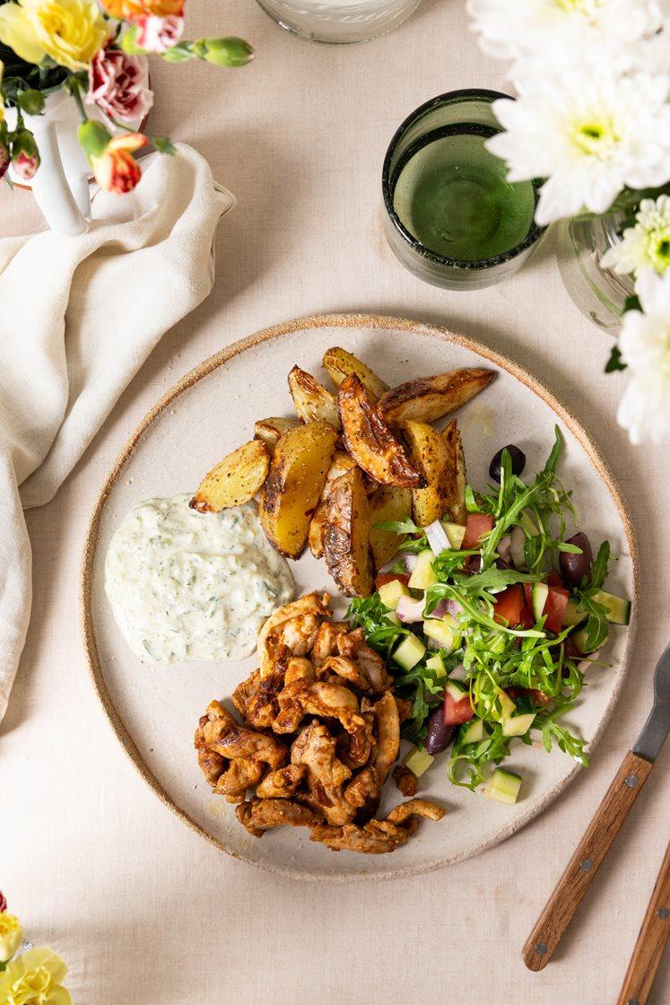 Kyllinggyrostallerken med middelhavspoteter, tzatziki og tomatsalat