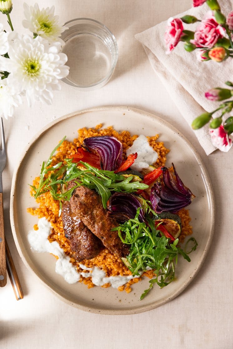 Adana-kebab med tomatbulgur, bakte grønnsaker og tyrkisk yoghurt