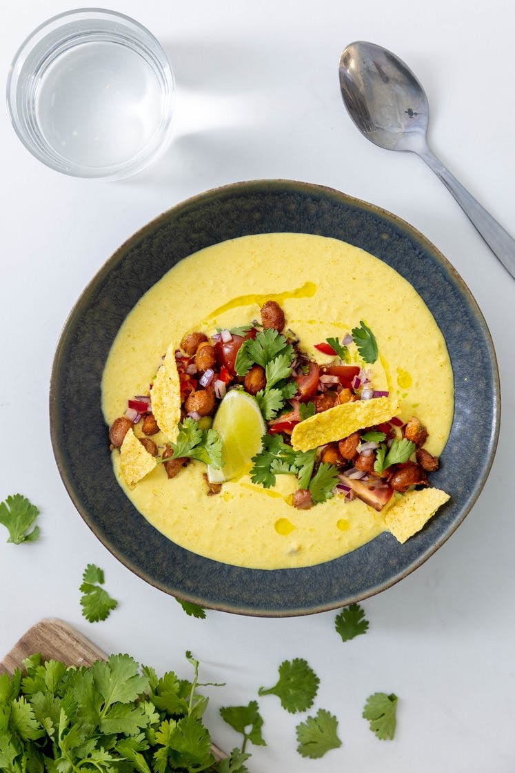 Kremet maissuppe med sprø chilikrydrede bønner, nachochips og frisk cherrytomatsalsa