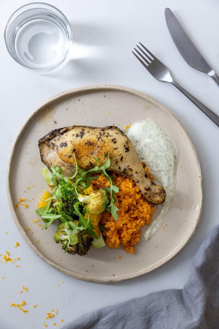 Konfiterte kyllinglår og tomatbulgur servert med brokkolisalat med appelsin og yoghurtdressing