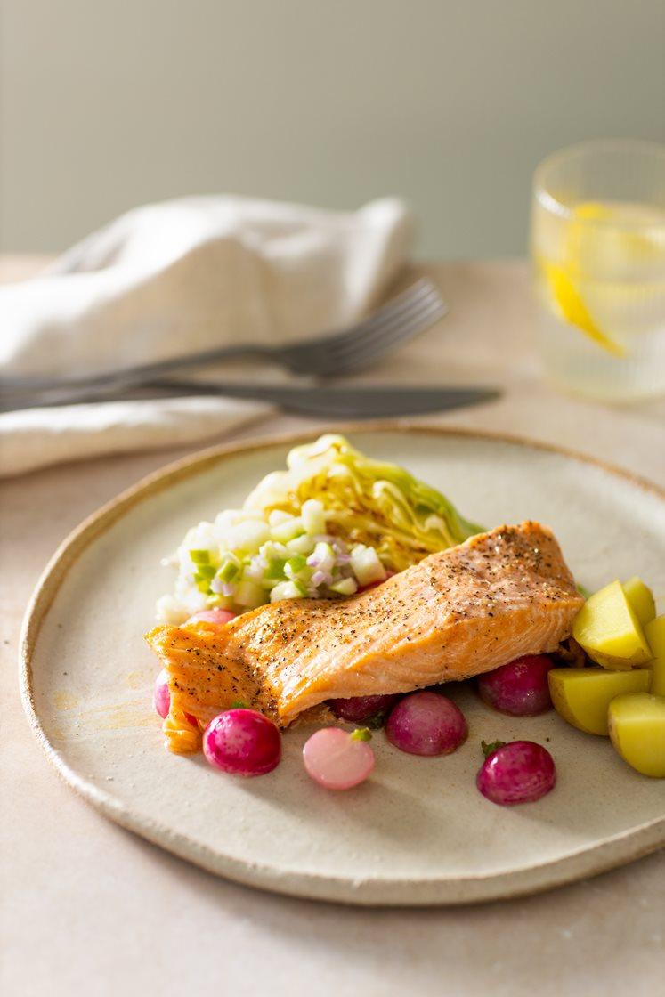 Bakt laksefilet med småpoteter, eplesalsa og stekt sommerkål med reddiker