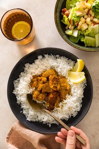 Kylling korma med basmatiris, frisk salat og mangochutney