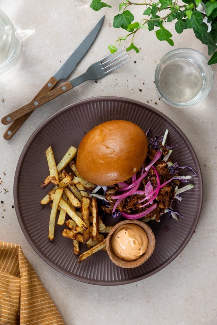 Plantebasert bbq chunks burger med eple- og rødkålslaw, syltet rødløk, potetfries og chilimajones