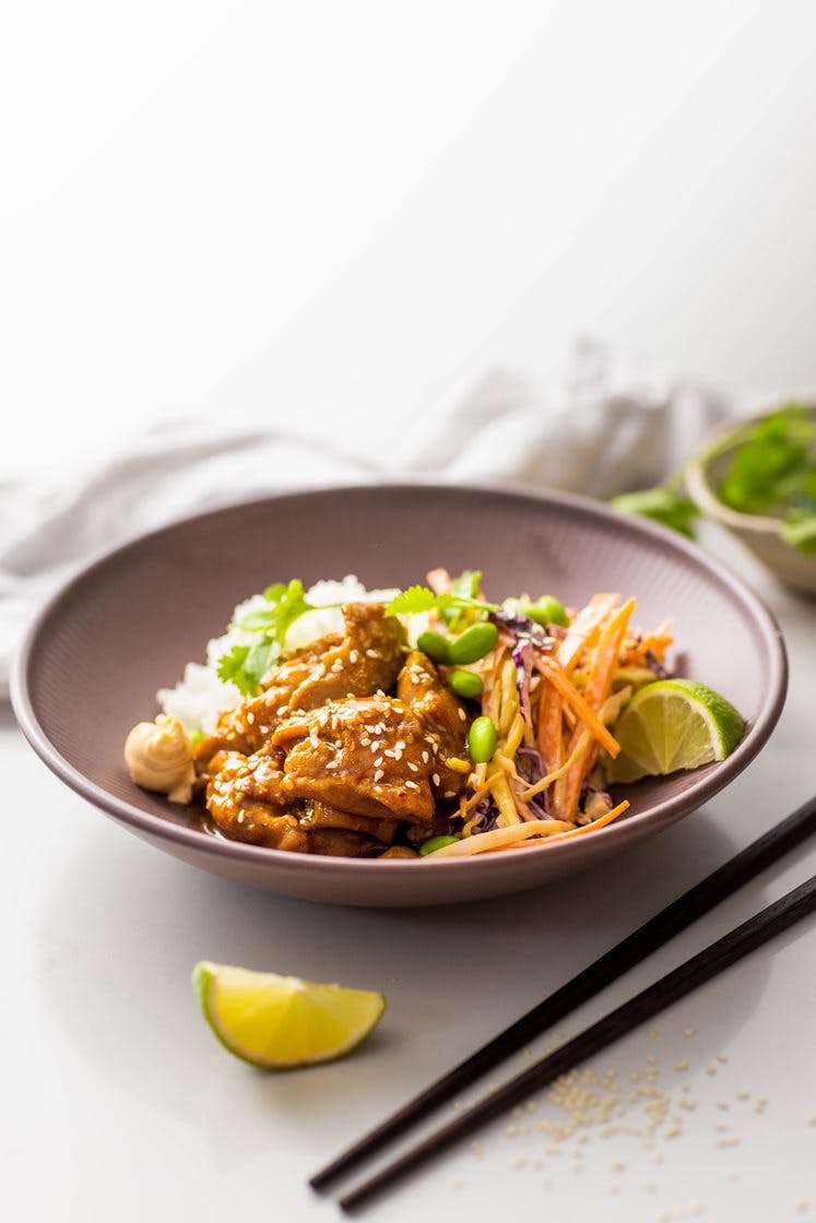 Lårfilet av saktevoksende kylling i soya- og ingefærsaus med asiatisk coleslaw, jasminris og lime