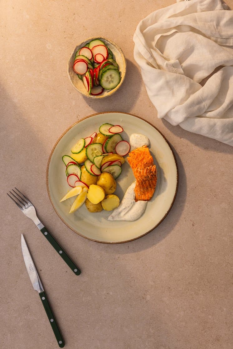 Stekt ørret med agurksalat, kokte poteter og urtedressing