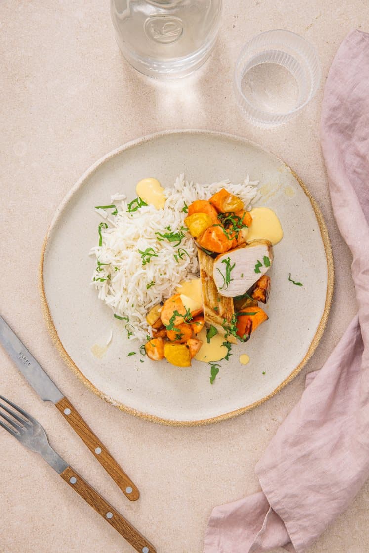 Persillekrydret svinefilet med honning- og sennepsbakte rotgrønnsaker, jasminris og mangodressing