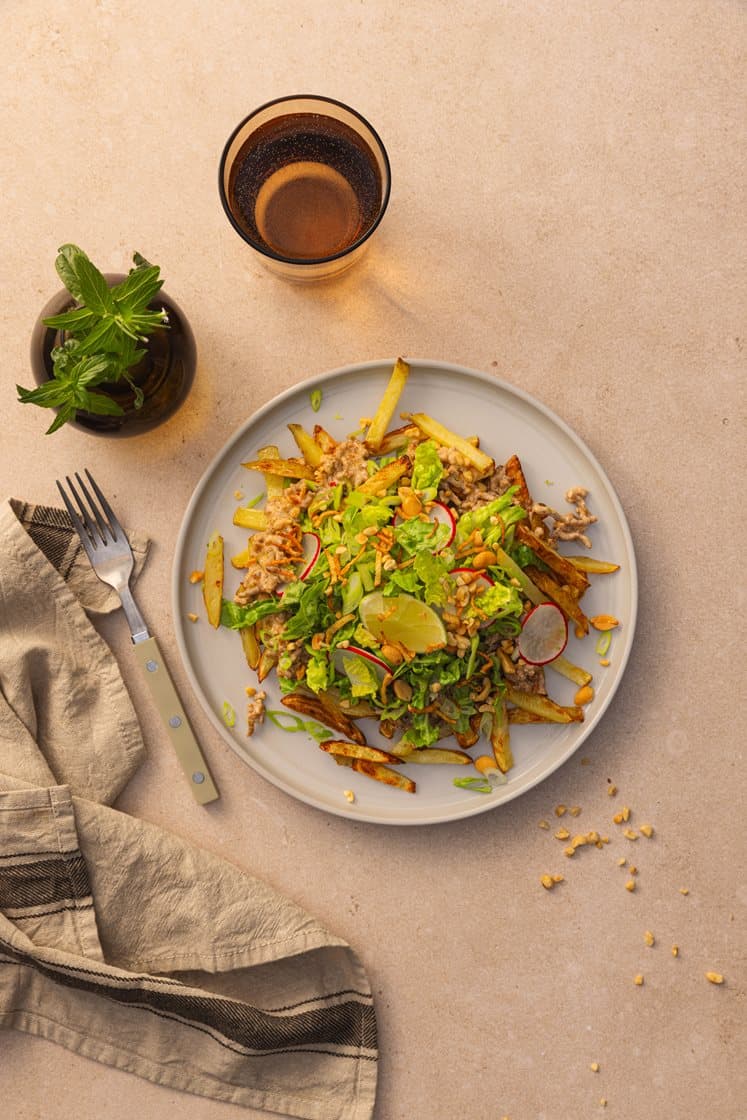 Loaded fries med spicy, kremet kjøttdeig, toppet med sprøstekt ingefær, peanøtter og limemajones