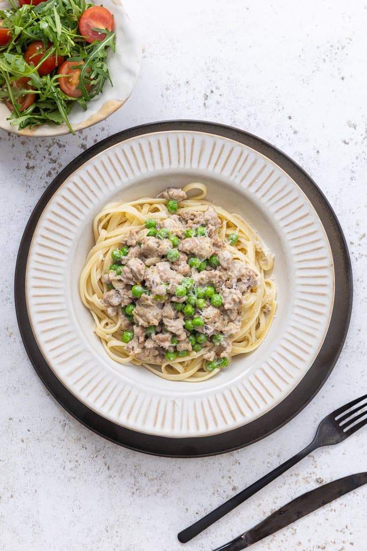 Pasta linguine med ostekremet kyllingkjøttdeig og erter, servert med cherrytomatsalat