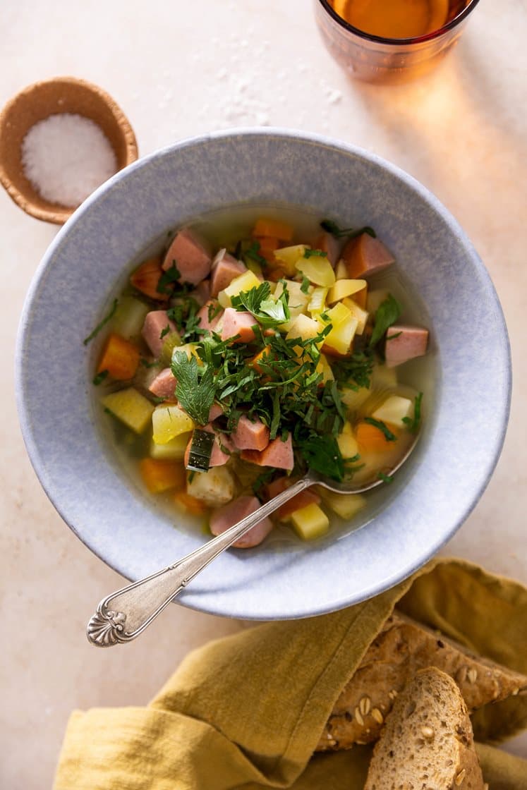 Grønnsakssuppe med rotgrønnsaker, mager kjøttpølse og stekte bagetter