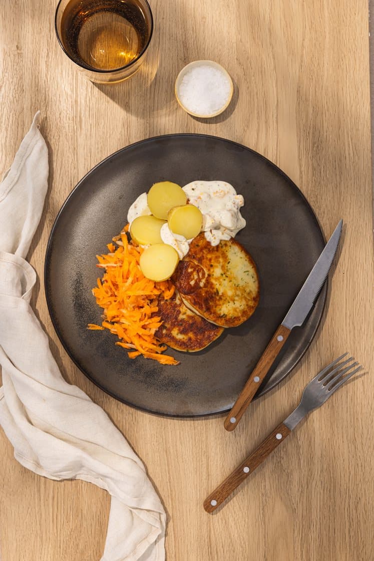 Fiskekaker med kremet eggesalat, råkost og kokte småpoteter