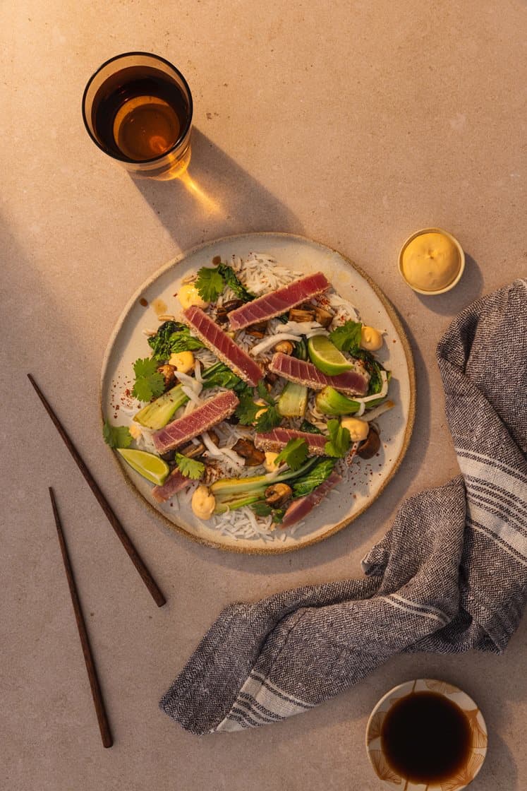 Sesamstekt tunfisk med stekt pak choy og aromasopp, syltet rettich og soya- og ingefærsaus