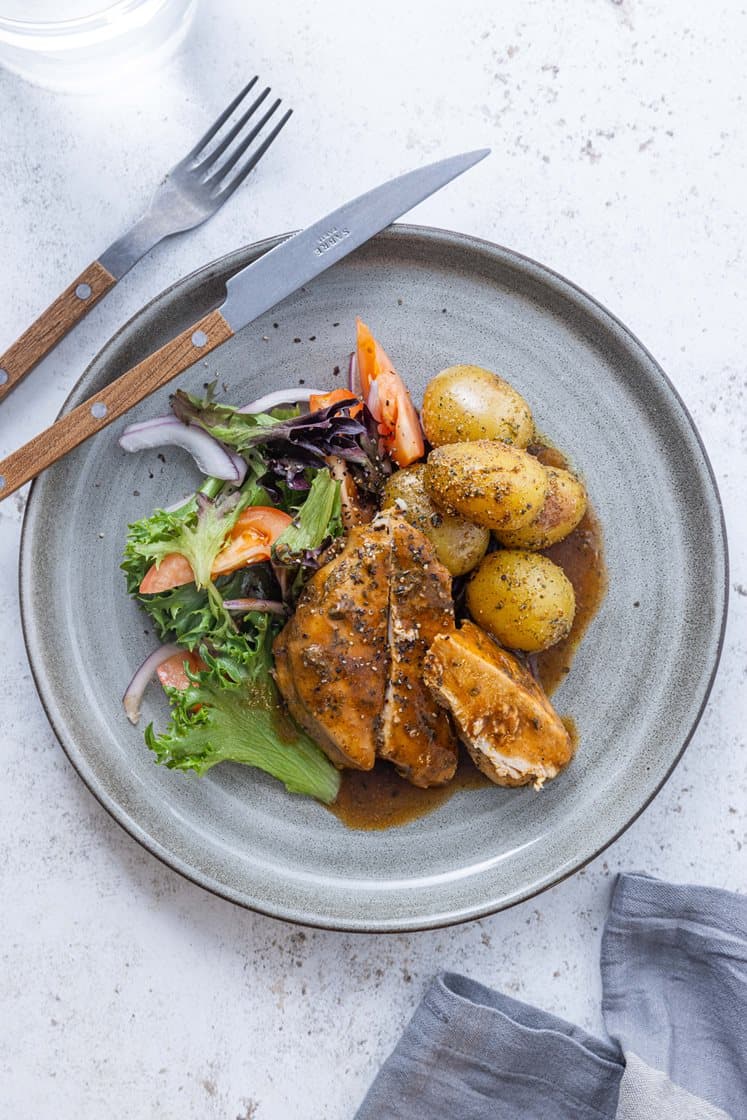 Sous vide kyllingfilet i rødvinssaus med tomatsalat og persilladepoteter