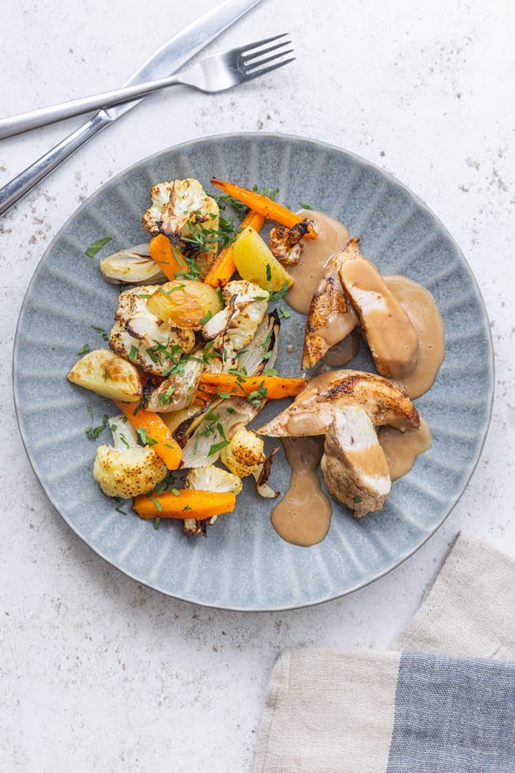 Ovnsbakt kyllingbryst med persillebakte grønnsaker, servert med soppsaus