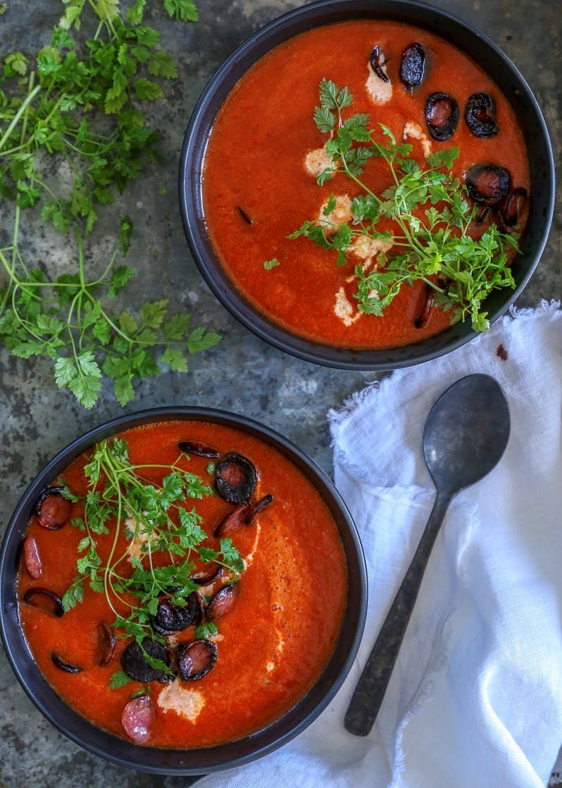 Paprika- og tomatsuppe med sprøstekt chorizo og persille
