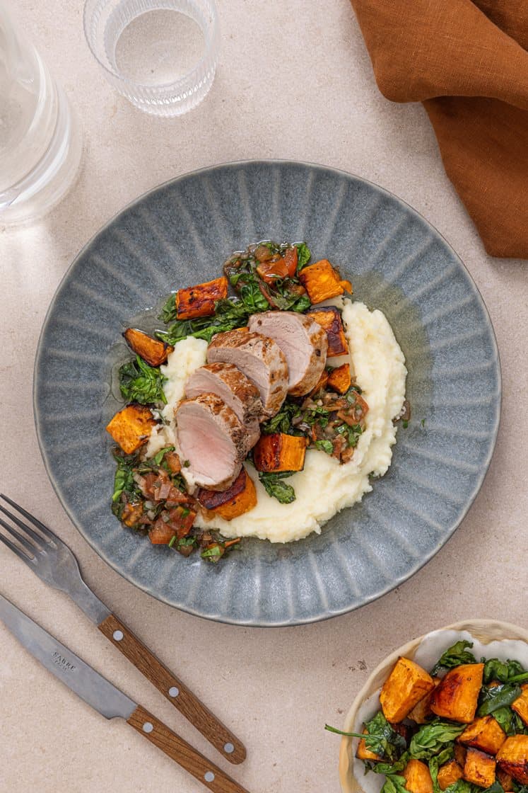 Svinefilet med sellerirotpuré, ovnsbakt søtpotet med spinat og saus vierge