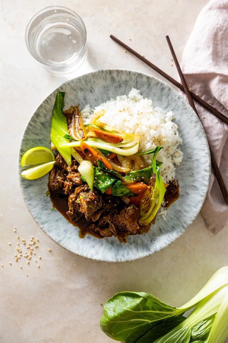 Daddel- og limeglasert pulled pork med pak choy, gulrøtter og jasminris