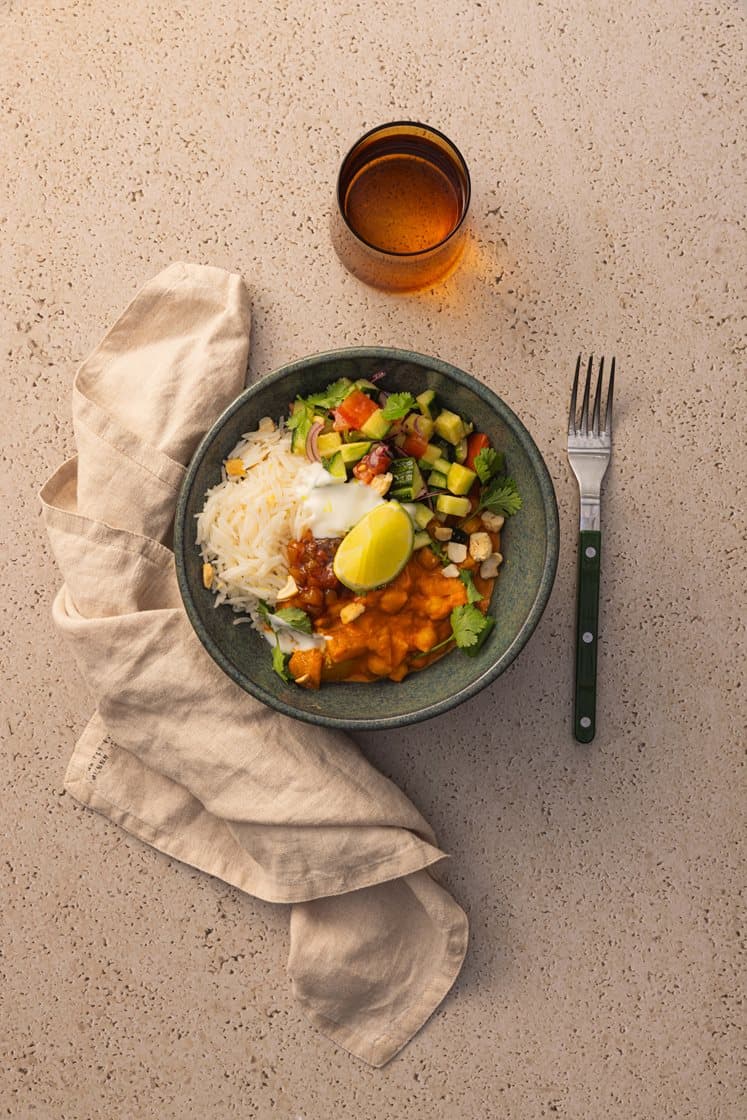 Indisk vegetargryte med kikerter, ris og salat, servert med mangochutney og yoghurt