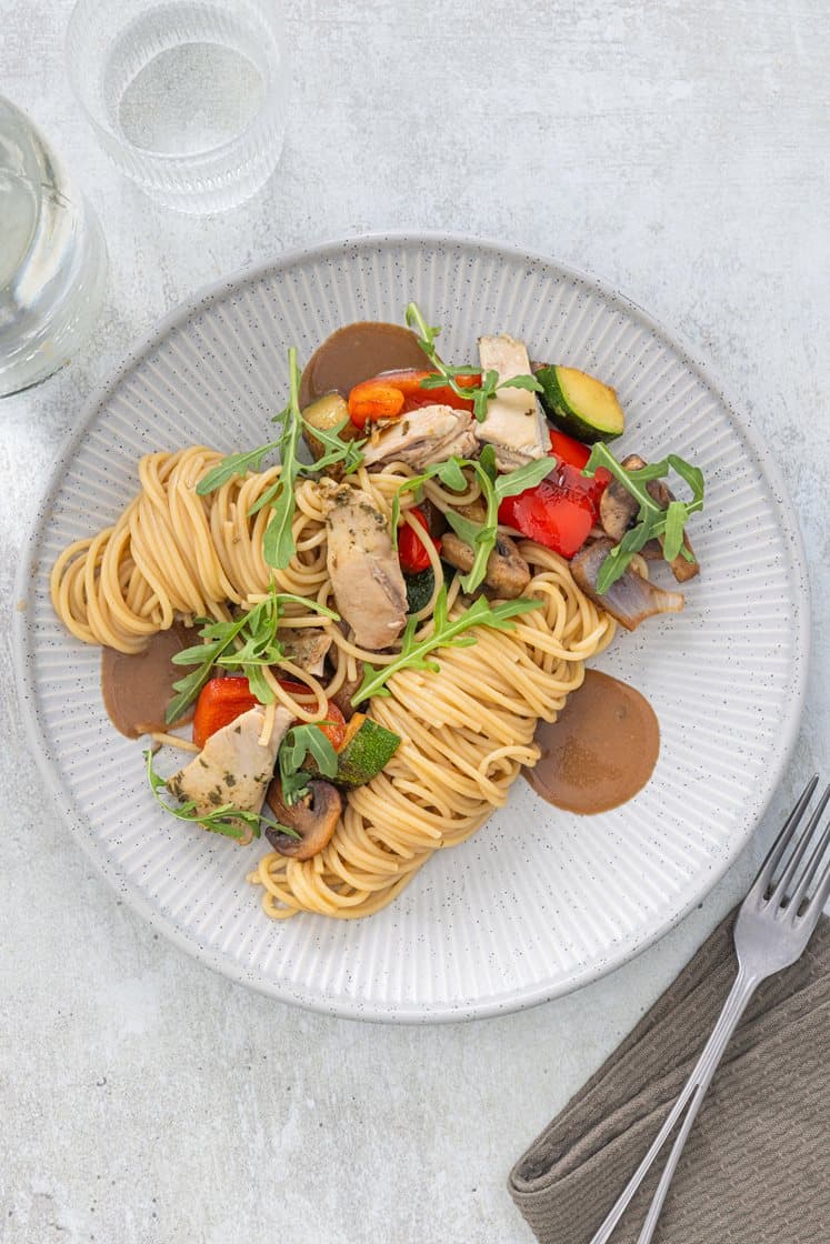 Sous vide kyllingfilet med linguine i soppsaus, servert med stekte grønnsaker og ruccola