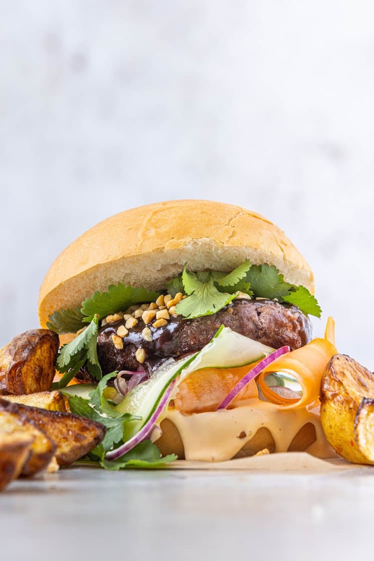 Hoisinglasert kyllingburger med lettsyltede grønnsaker og chilimajones, servert med spicy poteter