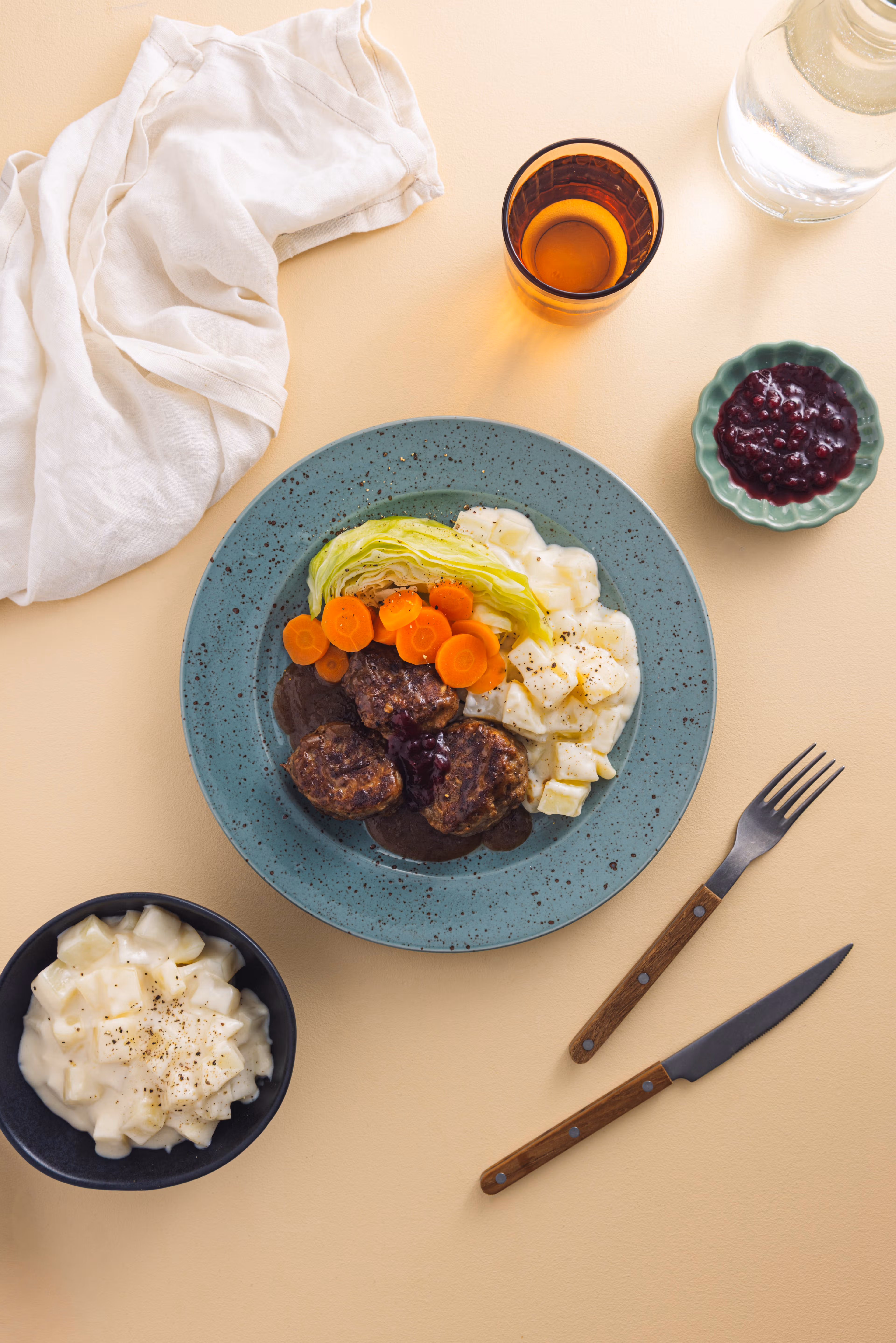 Kjøttkaker i brun saus med stuede poteter